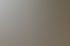 Ein Mann mit grauen Haaren und Brille arbeitet konzentriert an einem Laptop am Schreibtisch mit einer LED-Lampe.