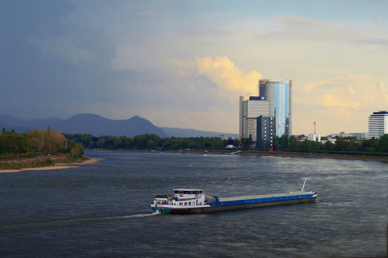 Der Rhein bei Bonn mit Post Tower und Siebengebirge