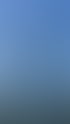 Zwei blaue Glaswolkenkratzer unter klarem Himmel, der rechte hat ein weißes Deutsche Bank-Logo.