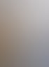 Weißes Klimagerät an einer lamellierten Wand über einem schwebenden Sideboard mit Pflanzen und Kerzen.