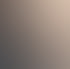 Nahaufnahme eines blauen Auges, das über den Rand einer Sonnenbrille blickt.