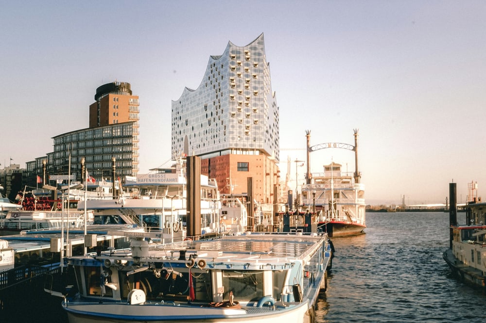 Hamburger Hafen mit Elbphilharmonie und Arbeitsschiff
