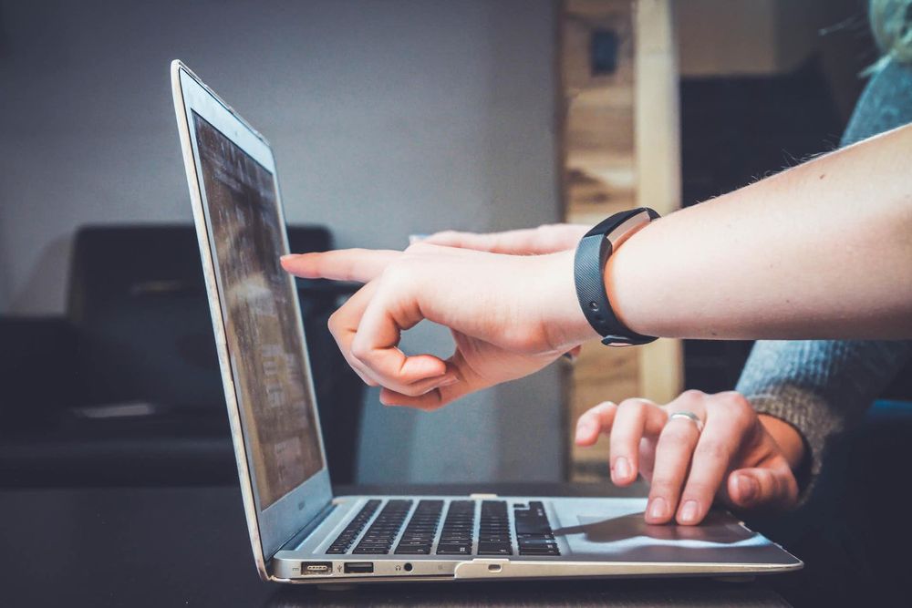 Bildschirm mit Bauplänen und Projektdaten für digital dokumentierte Sanierungssteuerung
