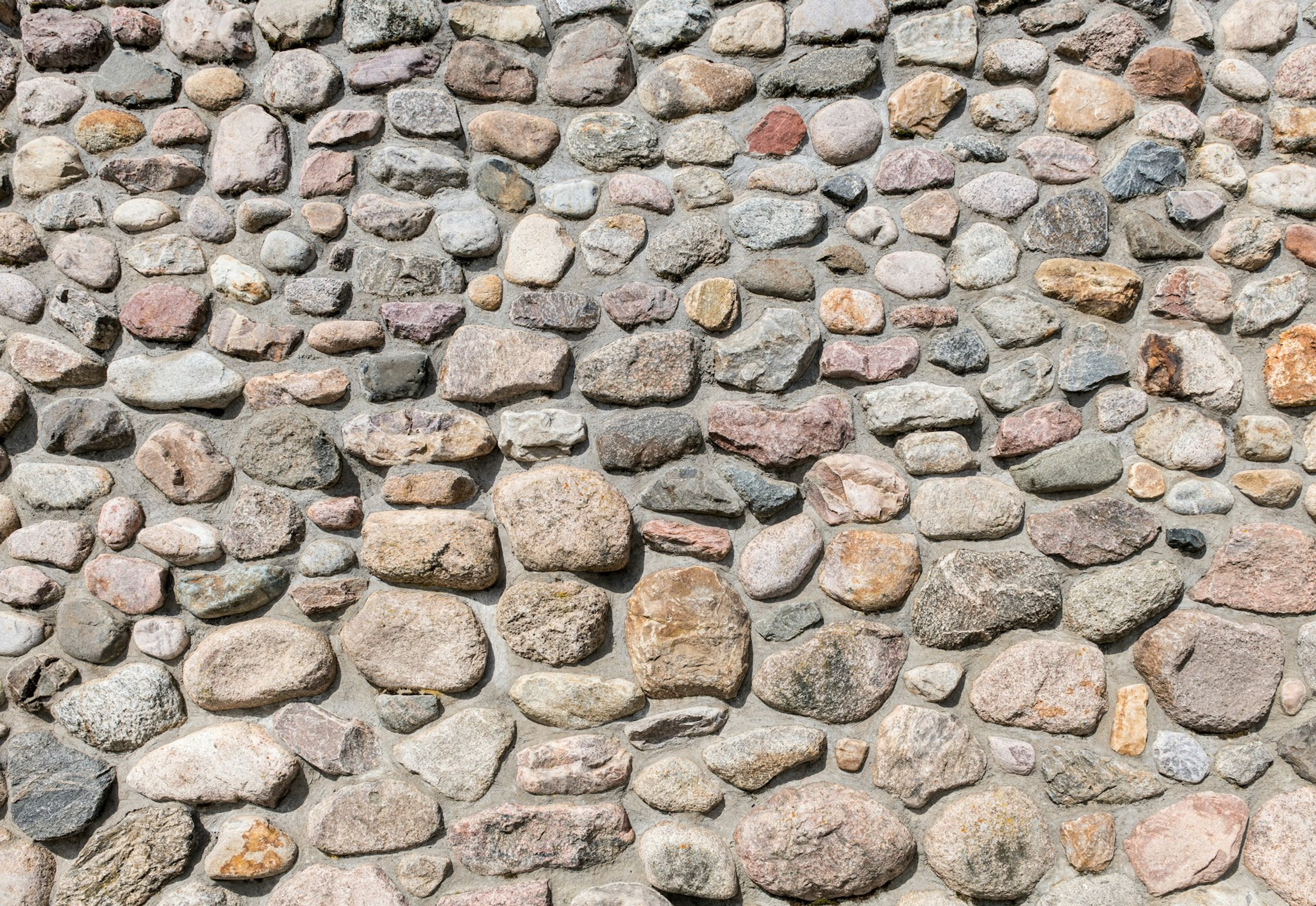 Mauer aus unregelmäßigen Natursteinen