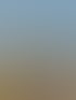 Luftaufnahme von Mekka bei Sonnenuntergang mit der beleuchteten al-Haram-Moschee und dem markanten Abraj Al Bait Uhrturm.