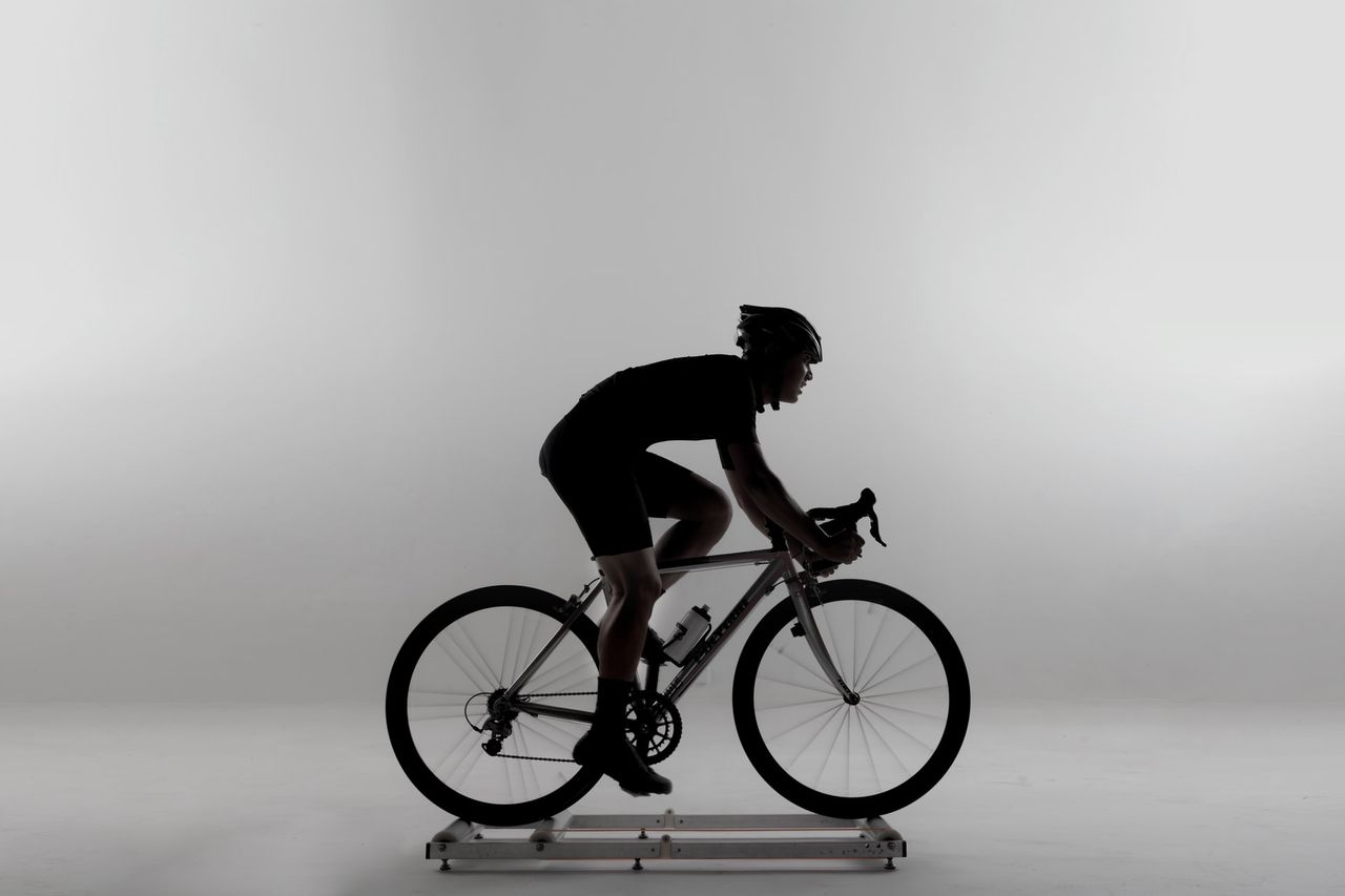 Rennradfahrer im Studiolicht