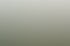 Grüne, sonnenbeschienene Weinberge und bewaldete Hügel umgeben ein weißes Haus mit Turm in einem Tal.