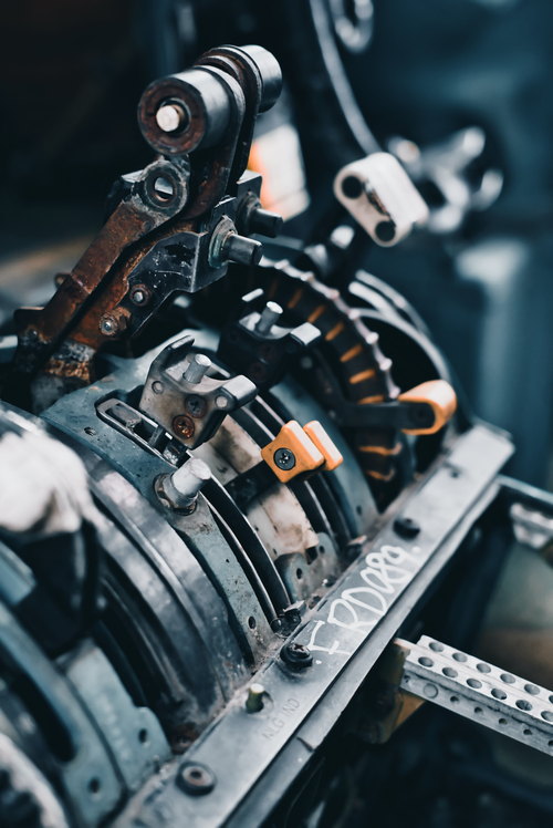 Technisches Bauteil mit Antrieb und Kabelführung