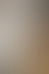 Eine Person hält eine Speisekarte mit der Aufschrift Menu Truffe in einem Restaurant über einen weiß gedeckten Tisch.