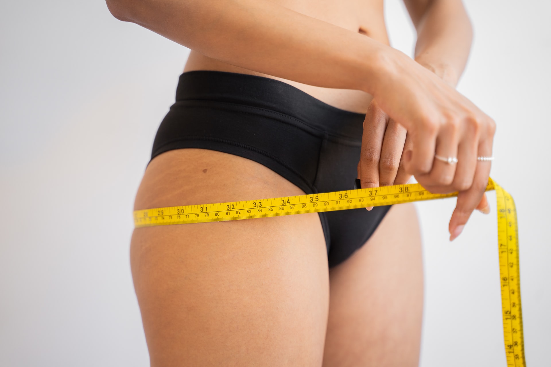 Frau, die entspannt und gesund ihren Alltag genießt