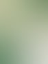 Amazon Echo Smart Speaker mit leuchtendem blauen Ring auf weißer Oberfläche, umgeben von Monstera-Blättern, Korb mit Pflanze und gelben Kissen – stilvolle Integration von Sprachassistent-Technologie in modernes, gemütliches Wohnambiente.
