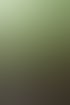 Ein Mann sitzt auf einem Balkon im Rattan-Sessel und arbeitet am Laptop, umgeben von tropischer Vegetation.