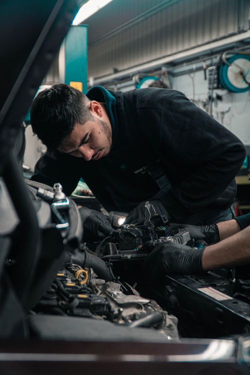Mechaniker bei der Arbeit in einer freien Kfz-Werkstatt