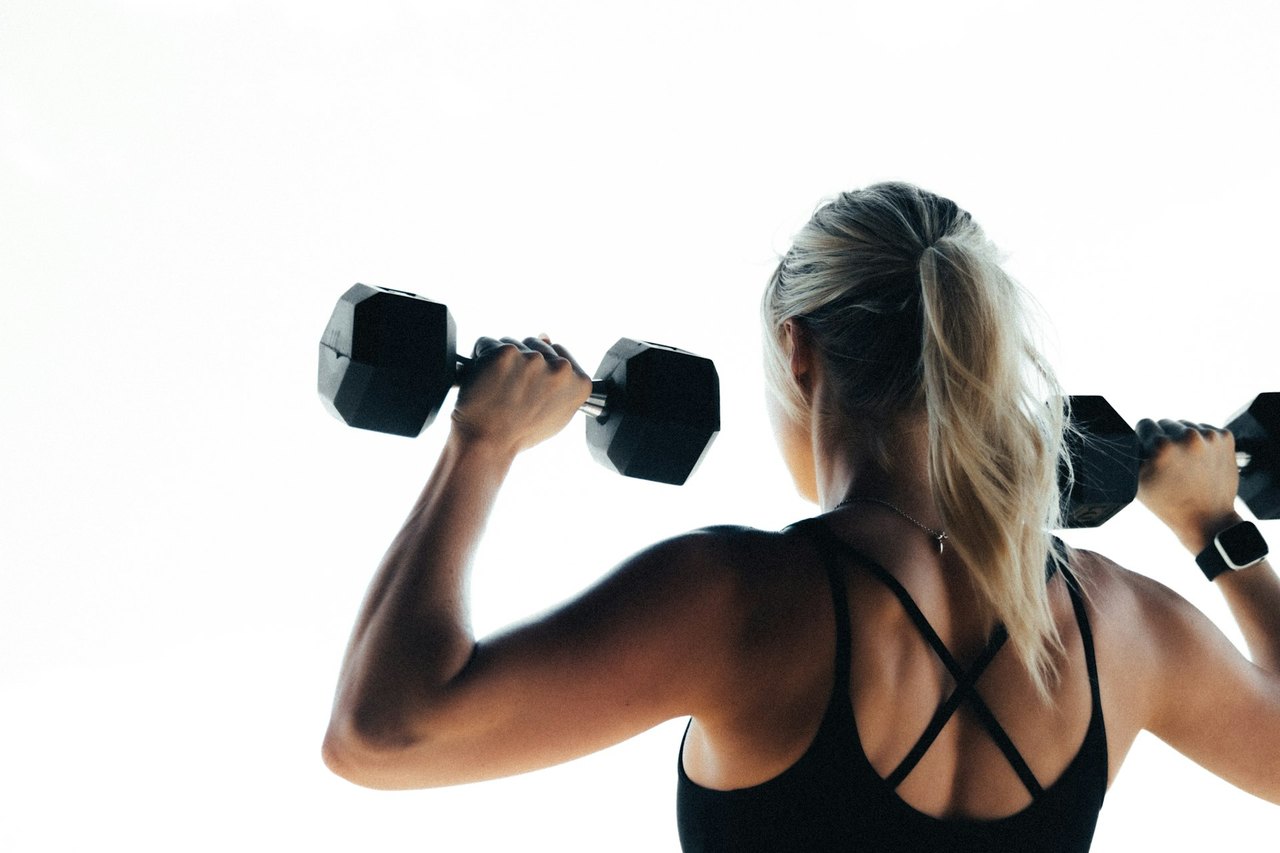 Frau beim Krafttraining