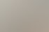 Hände tippen auf einem Laptop, der Pinterest mit Bildern von Inneneinrichtungen und Arbeitsbereichen anzeigt.