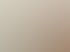 Eine Frau mit gepunktetem Haarband blickt konzentriert auf einen Computerbildschirm und stützt ihr Kinn auf die Hand.