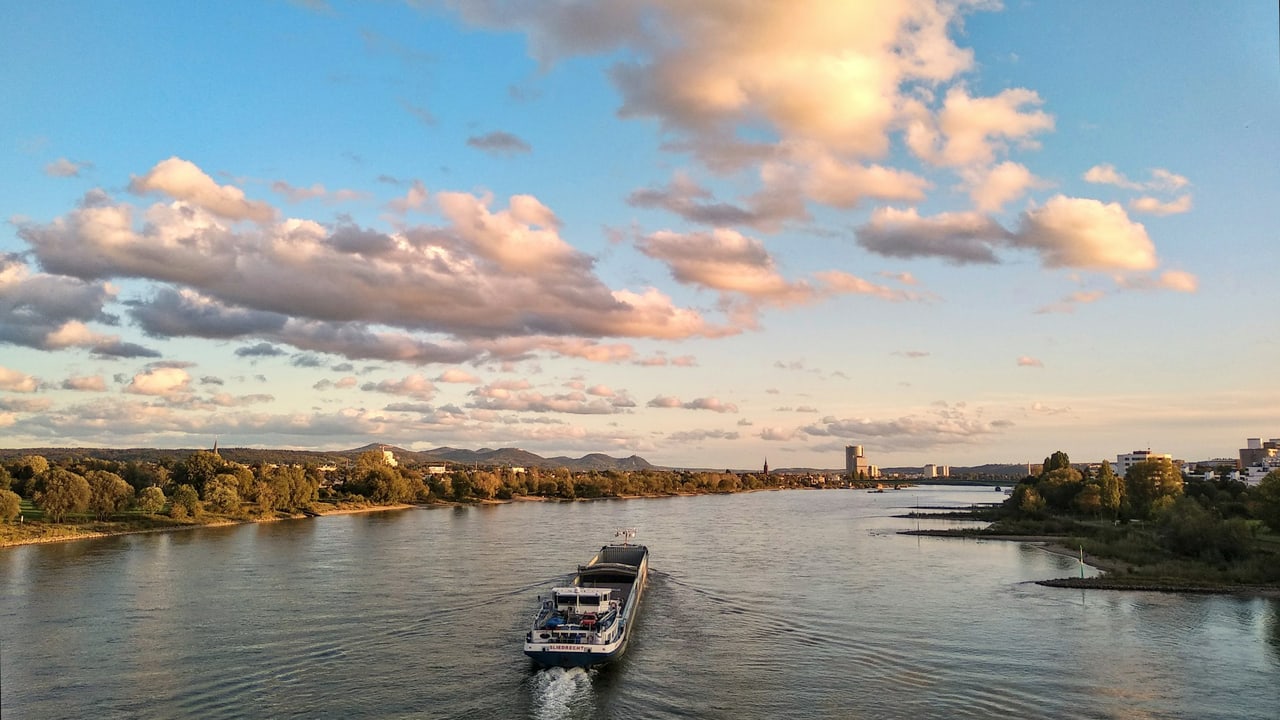 Der Rhein bei Bonn mit Blick auf das Siebengebirge