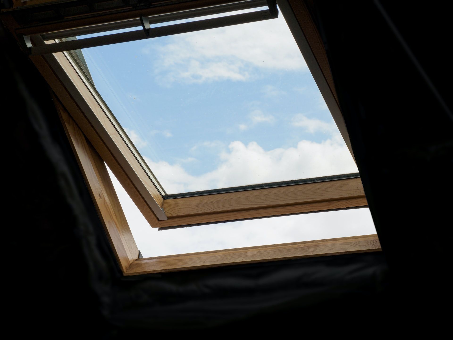 Eingebaute Dachfenster mit Blumen auf einem Ziegeldach