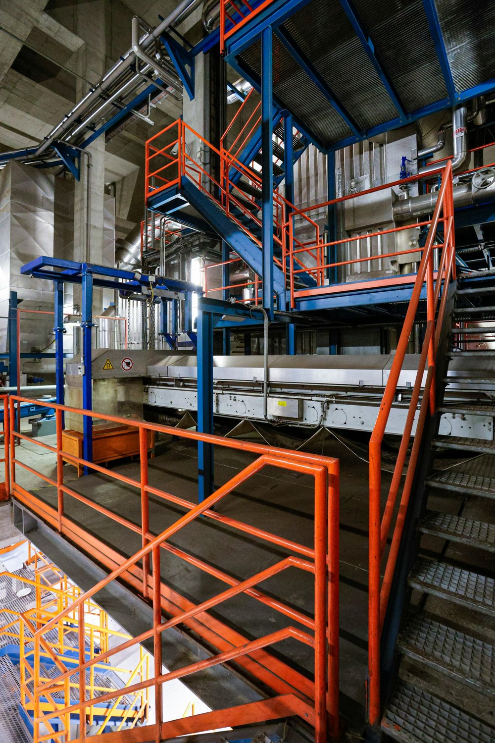 Stahlbühnen und Rohrleitungen in einer Müllverbrennungsanlage