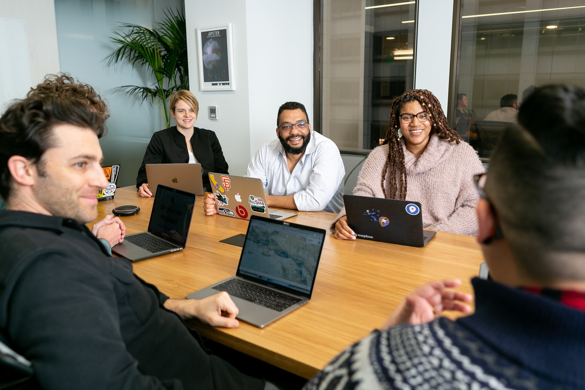 Team im strukturierten Meeting
