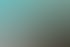 Bunte Giebelhäuser in einer Reihe mit roten Dächern und einer blauen Himmelslinie.