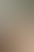 Beige getigerte Katze liegt in einem Korb und streckt die Pfoten raus