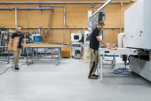 Fachkraft bei der Montage in einer Fertigungshalle