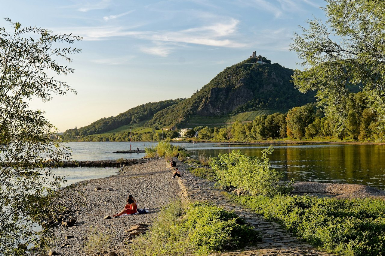 Rheinufer bei Bad Honnef mit Blick auf den Drachenfels