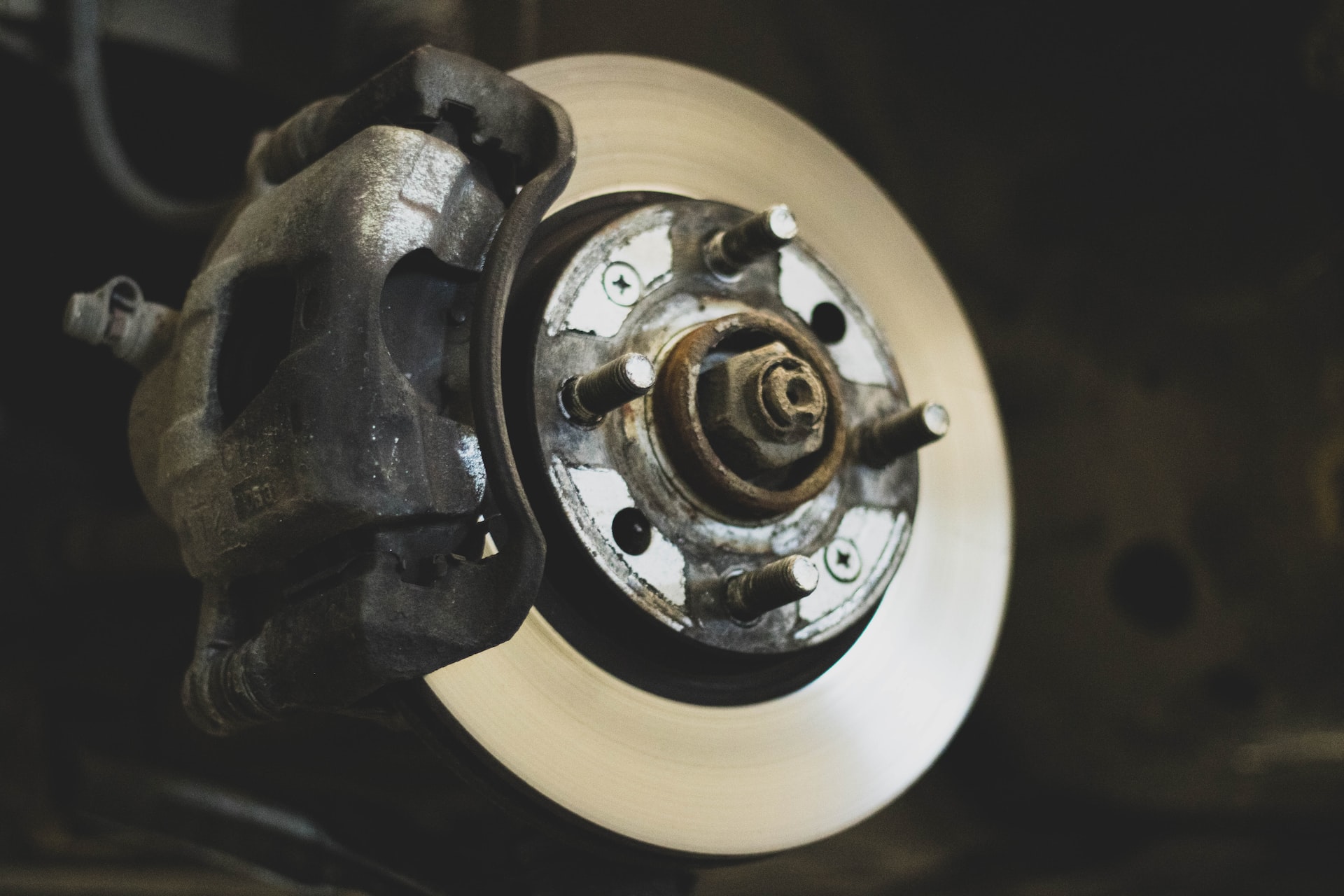 Bremsscheibe und Bremssattel eines Fahrzeugs aus der Nähe