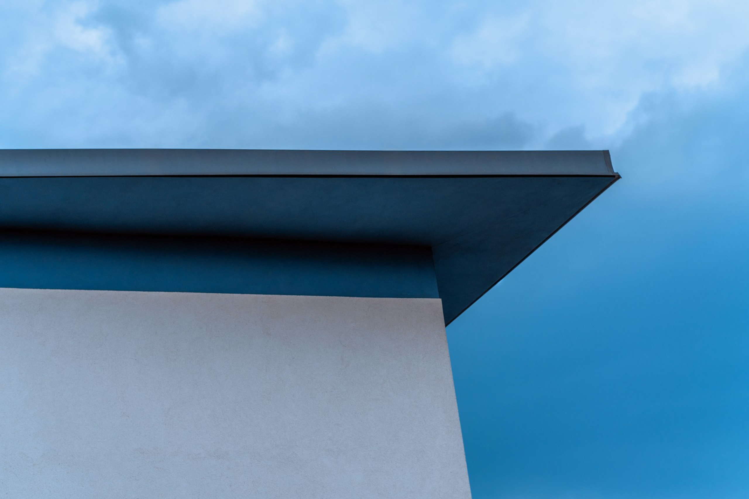 Modernes Gebäude mit großflächigem Flachdach