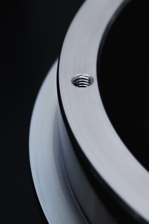Präzise gefertigtes Stahlbauteil im Detail