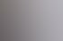 Hände spielen eine Querflöte, die auf ein Mikrofon gerichtet ist.