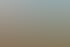 Bunte, geschichtete Berge in Rottönen, Gelb und Grau unter blauem Himmel mit weißen Wolken.
