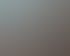 Silbernes iPhone auf einem geöffneten Laptop, Apple-Logo sichtbar.