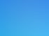 Die Nationalflagge von Zypern weht an einem Fahnenmast vor einem leicht bewölkten blauen Himmel.