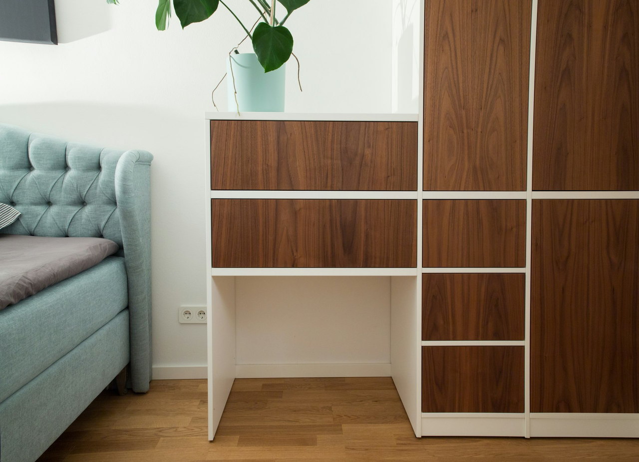 Einbauschrank aus Nussbaum nach Maß