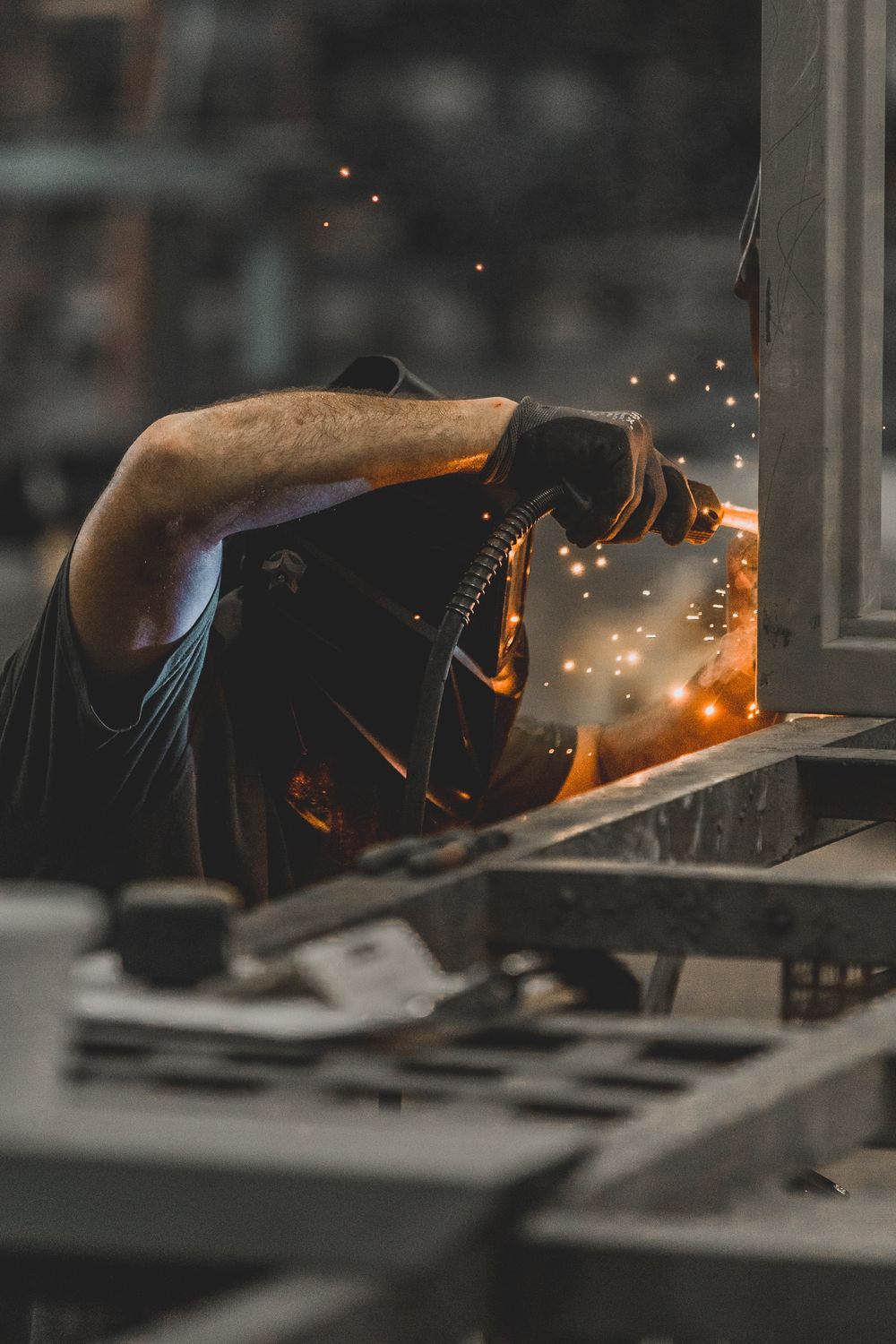Schweißarbeiten an einem Metallbauteil