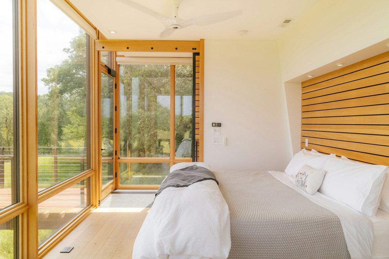 Holzfenster mit Blick ins Grüne