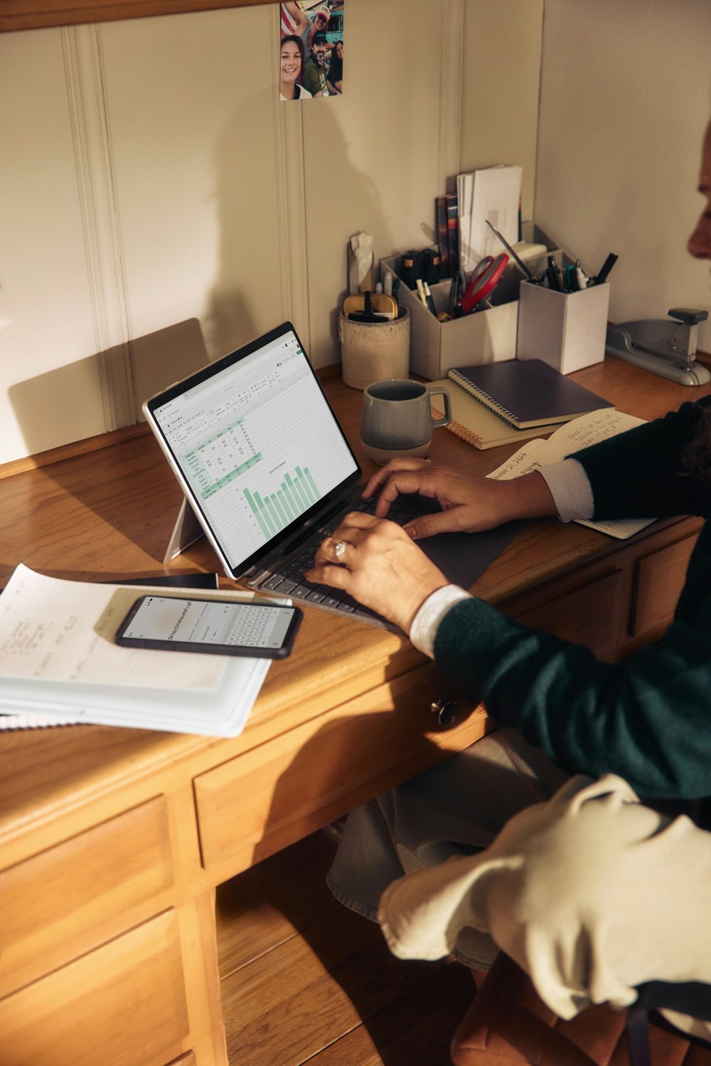 Person arbeitet am Laptop mit digitalen Auswertungen