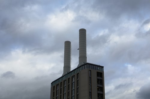 Kraftwerk mit zwei Schornsteinen