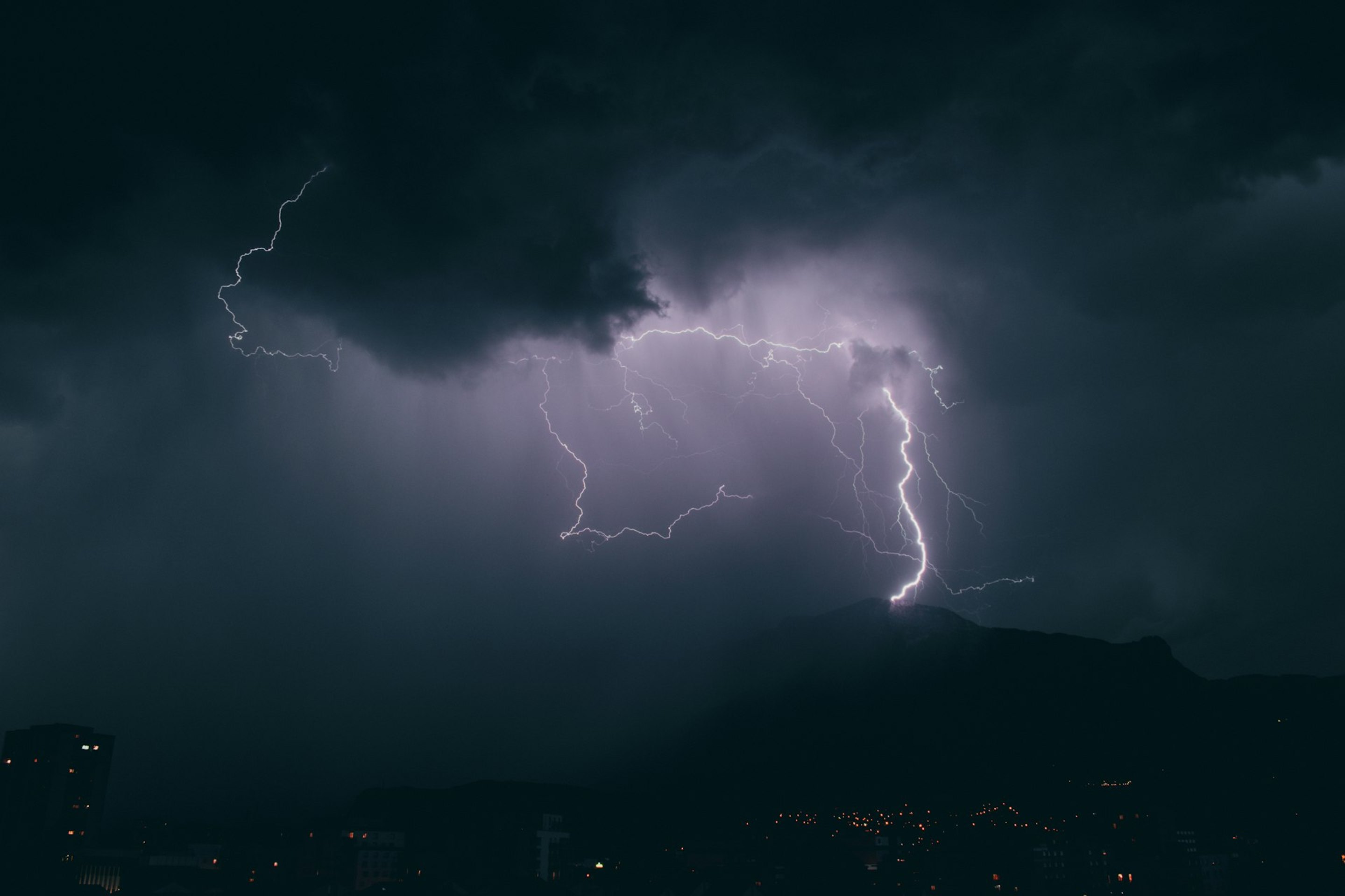 Blitz über dunklen Sturmwolken