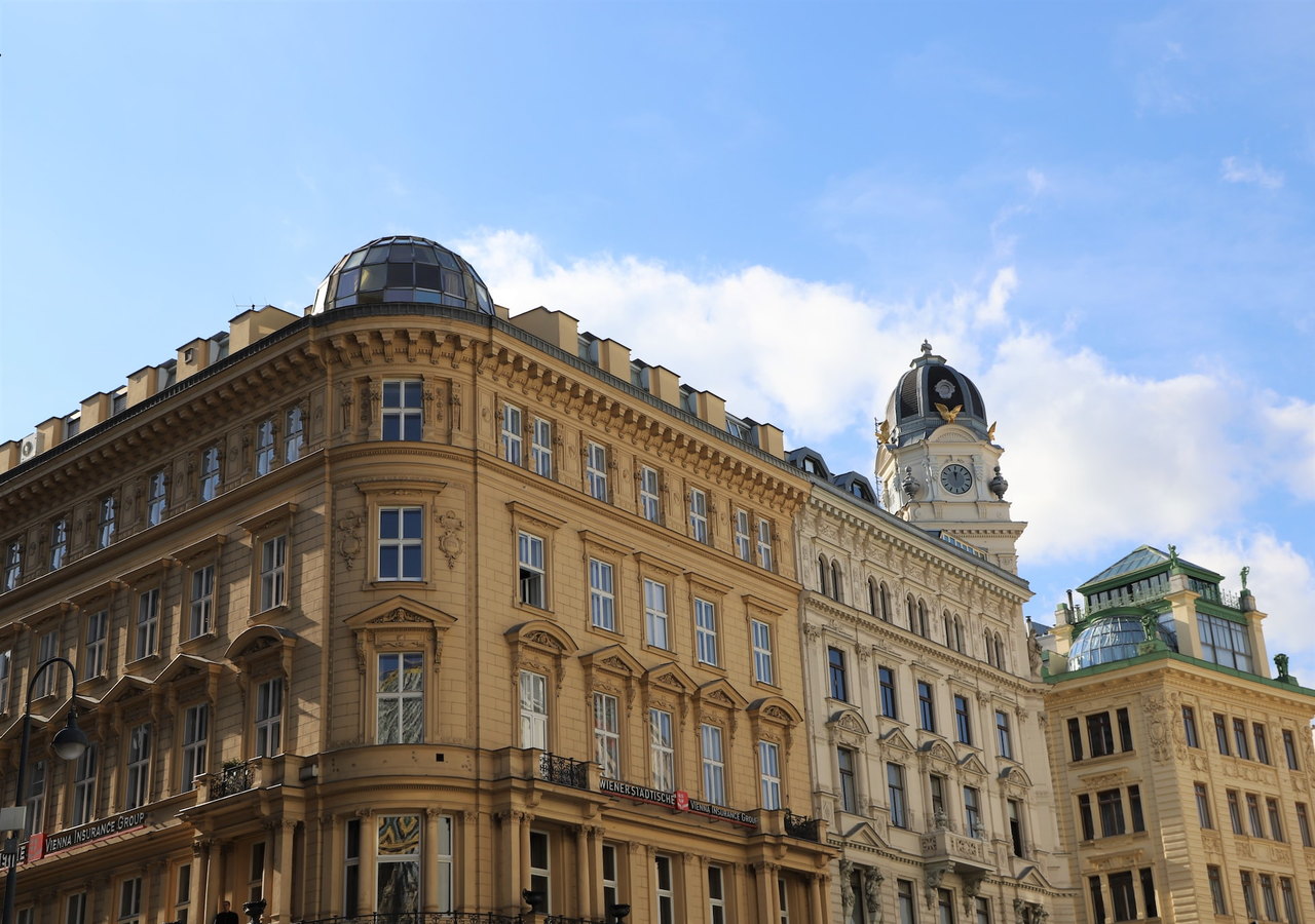 Moderne Wohnbebauung mit geometrischer Fassade