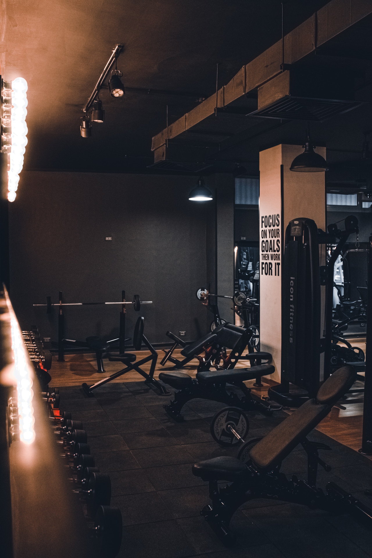Trainingsbereich mit Hanteln und Kraftgeräten im Fitnessstudio