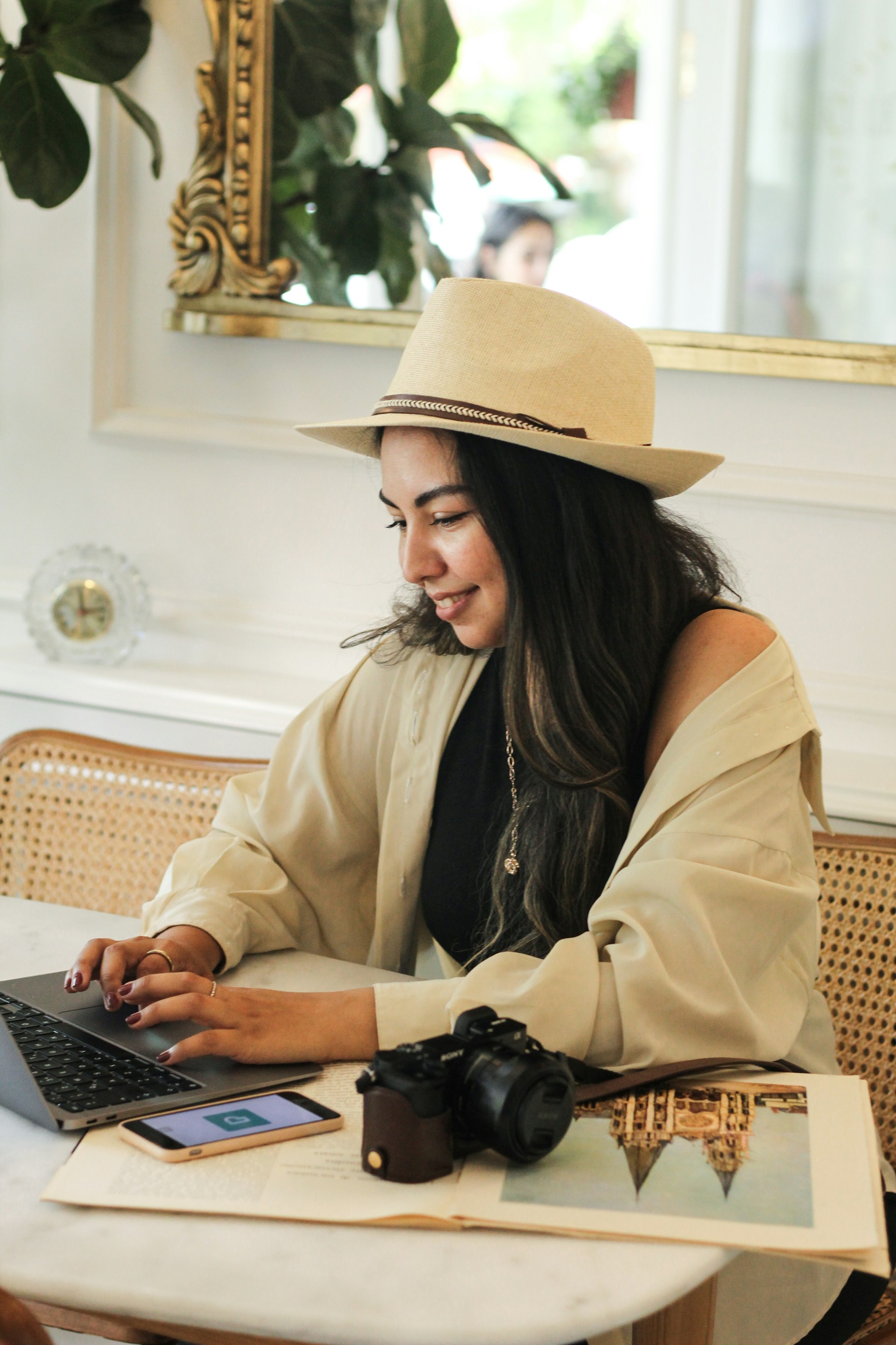 Frau lernt das OnlyFans-Handwerk selbst und bleibt unabhängig