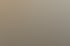 Drei Personen sitzen an einem Holztisch und betrachten gemeinsam Bilder auf einem Tablet-Bildschirm.