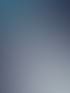 Smartphone mit geöffneter DeepSeek-Chatoberfläche auf weißem Hintergrund, minimalistisches Design mit blauem Wal-Logo und Begrüßungstext – moderne KI-Assistenz für digitale Kommunikation und Nutzerinteraktion.