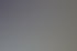 Eine Person zeichnet mit einem Stift auf einem Grafiktablett neben einem Laptop und einem Monitor.