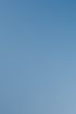 Blauer Himmel mit weißen, flauschigen Wolken von oben gesehen.