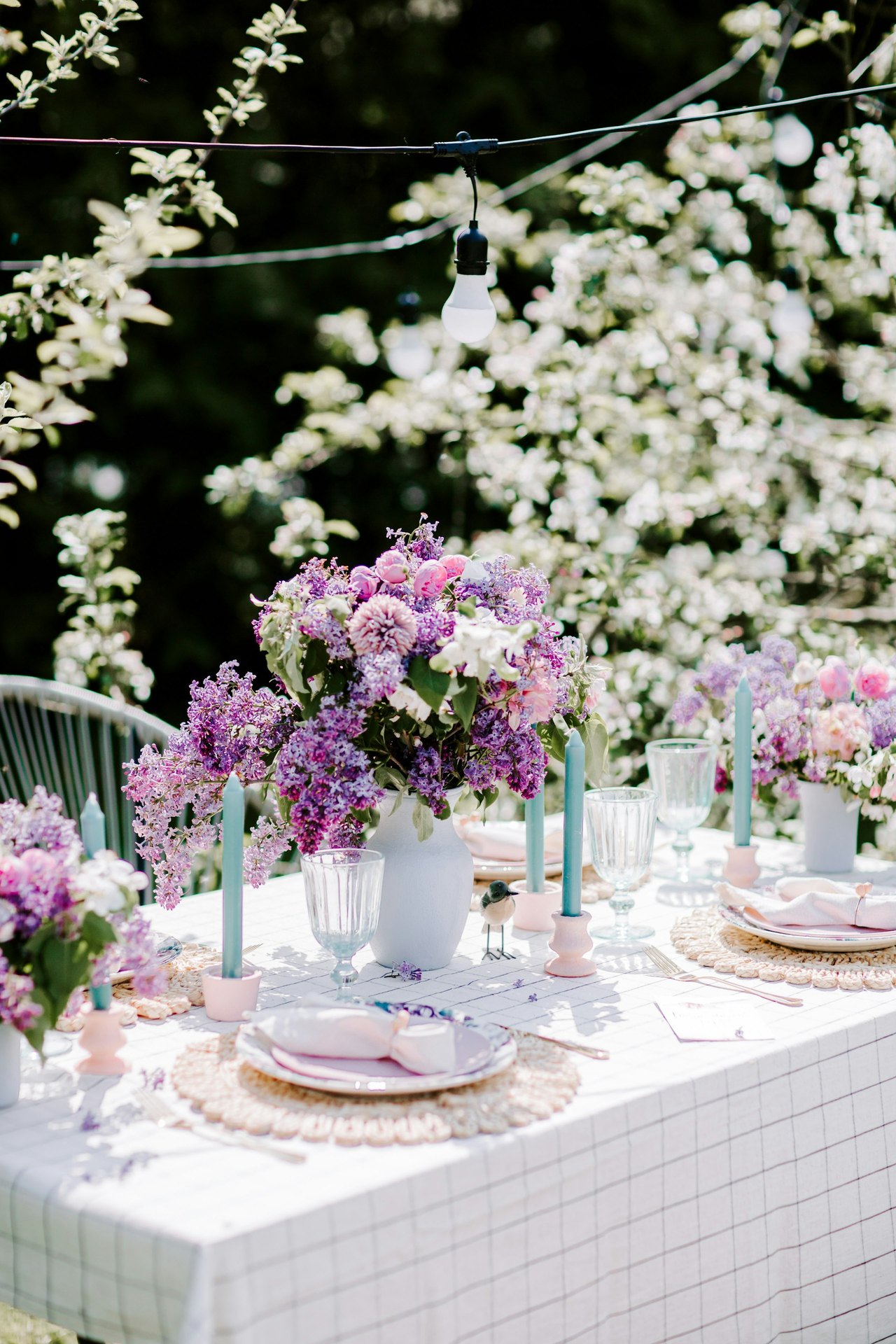 Tischdekoration mit Blumen