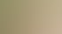 Ein Mann im blauen Hemd gestikuliert vor einem Hintergrund aus grünen Bäumen.